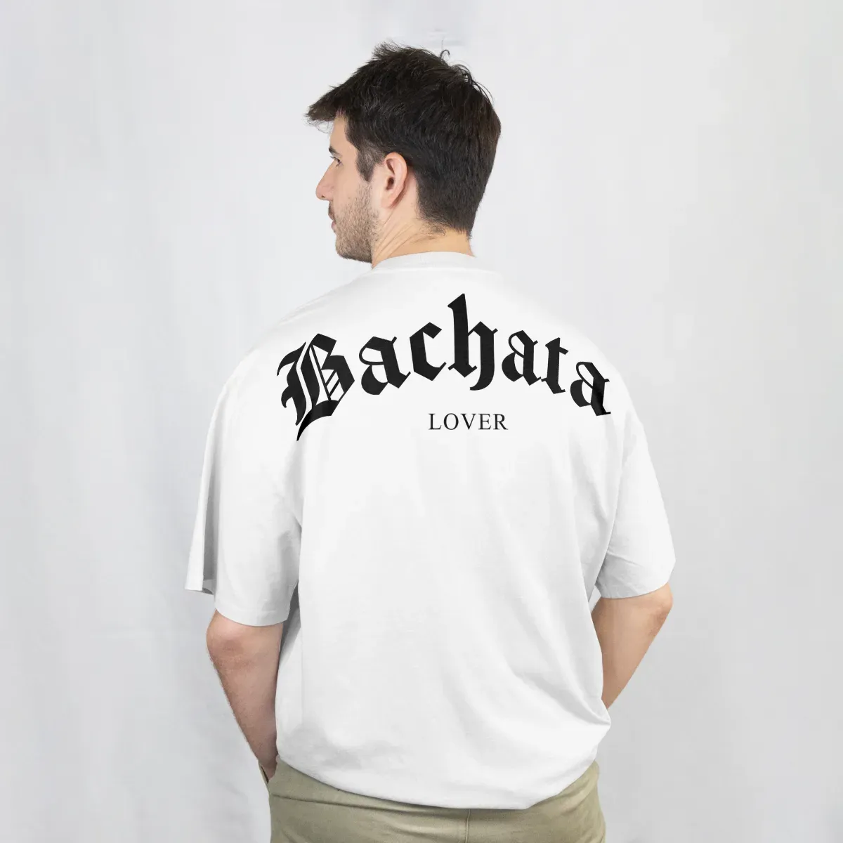 Playera Bachata Lover blanca, vista de espalda con el diseño Bachata Lover