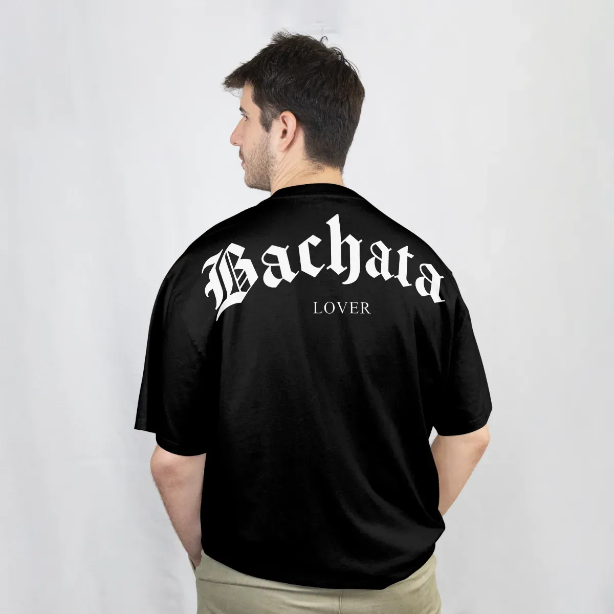 Playera Bachata Lover negra, vista de espalda con el diseño Bachata Lover