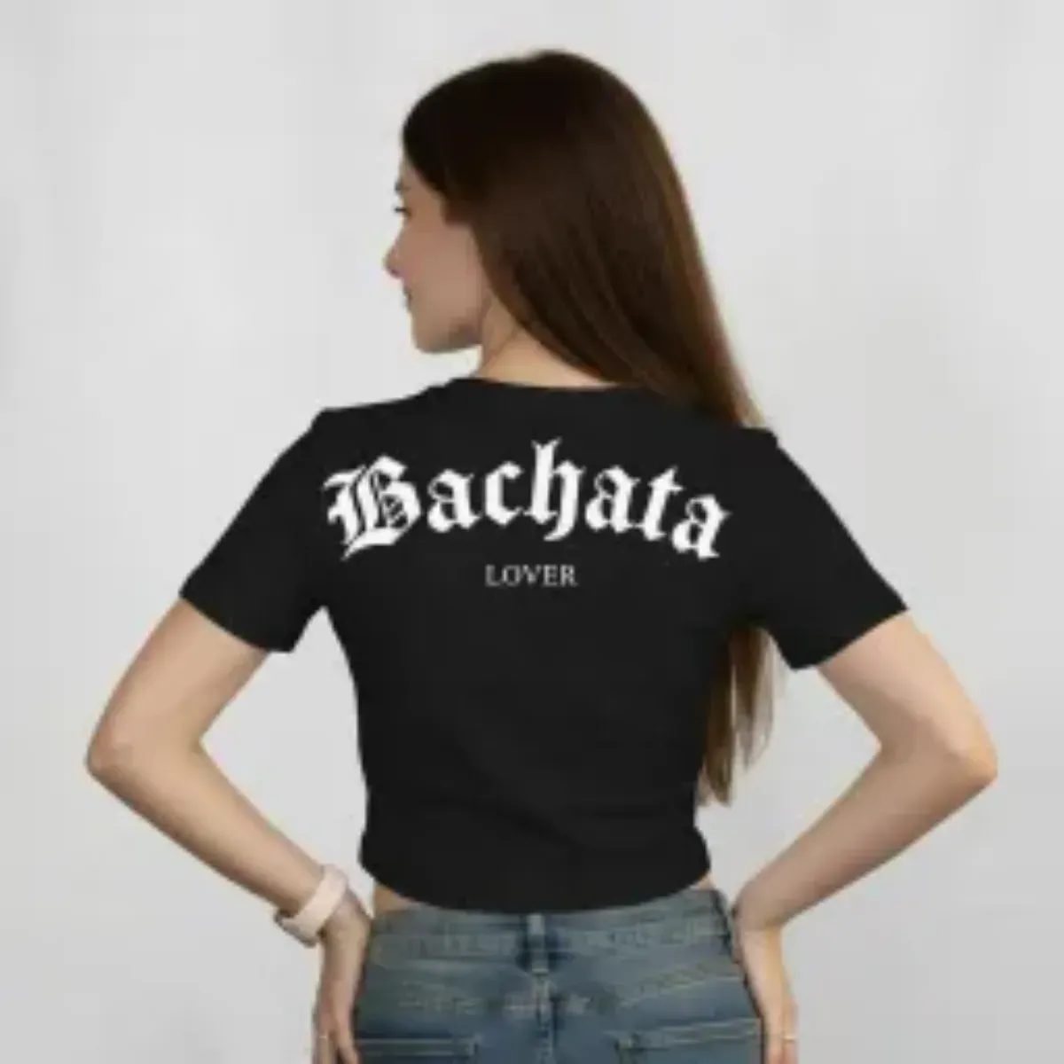 Croptop Bachata Lover negro, vista de espalda con el diseño Bachata Lover