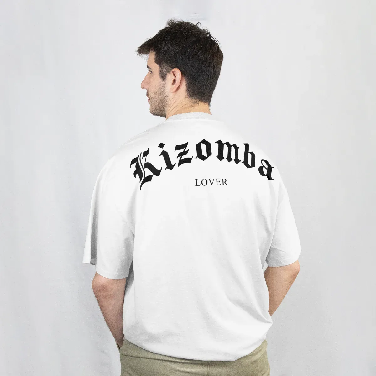 Playera Kizomba Lover blanca, vista de espalda con el diseño Kizomba Lover